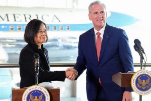 JAV Atstovų Rūmų pirmininkas pradeda susitikimą su Taivano prezidente  