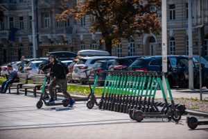 Verslas mano, kad dėl privalomo draudimo daliai paspirtukų reikšmingų pokyčių nebus