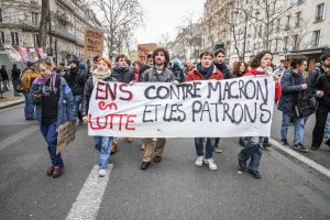 E. Macronas tikisi, kad protestai prieš pensijų reformą Prancūzijoje bus taikūs