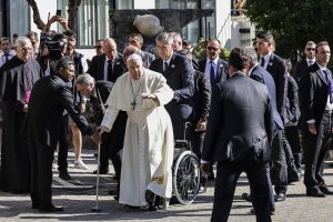 Popiežius Lisabonoje: tikroji labdara yra nebijoti susitepti rankas