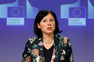 Europos Komisija pradėjo teisinį procesą dėl Lenkijos užginčytos ES įstatymų viršenybės