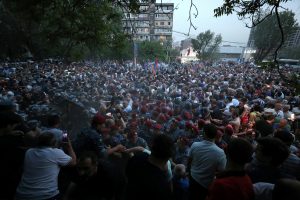 Jerevane prie Armėnijos premjero rezidencijos vyksta susirėmimai