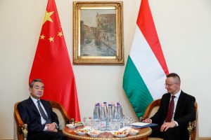 Kinija ir Vengrija pasirengusios bendradarbiauti siekiant užbaigti karą Ukrainoje