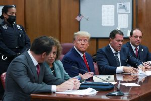 D. Trumpas padarė kaltės nepripažinimo pareiškimą dėl 34 kaltinimų