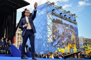 Rumunijos prezidentas naujuoju premjeru paskyrė liberalą