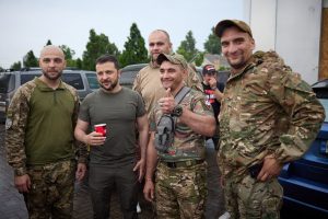 V. Zelenskis lankosi fronto linijoje Donecke