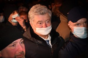 Ukrainos prokurorai į šalį grįžusiam P. Porošenkai nustatė 31 mln. eurų užstatą 