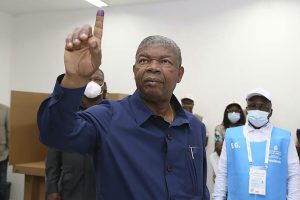Per įtemptą balsavimą perrinktas Angolos prezidentas žada dialogą su visuomene