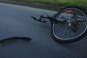 Šiaulių rajone automobilis užvažiavo ant dviratininko, kuris žuvo