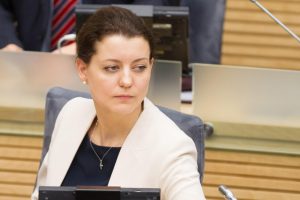 Seimas spręs, ar didinti tėvystės, vaiko priežiūros, ligos išmokas