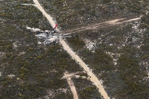 Australijoje sudužus gaisrą gesinusiam „Boeing 737“, du pilotai iš jo ištrūko beveik sveiki