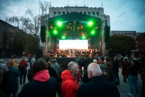 Gyva istorija: prie Kauno muzikinio teatro sodelio vėl rinkosi gėlių vaikai