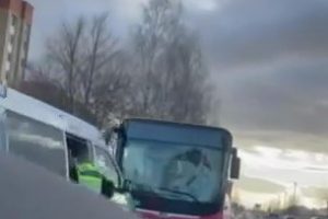 Baltijos gatvėje susidūrė autobusas ir dviratininkas