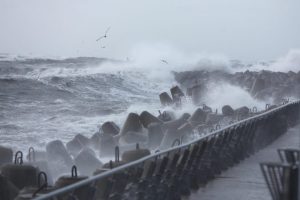 Klaipėdos uoste laivų eismas teberibojamas, bangos siekia penkis metrus