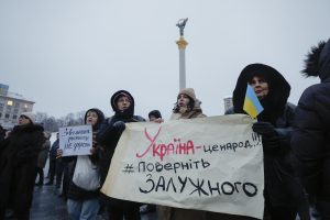 Maidane kelios dešimtys protestuotojų reikalauja grąžinti V. Zalužną