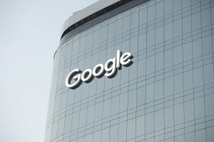 „Google“ atleido 28 darbuotojus, protestavusius dėl įmonės sutarties su Izraeliu