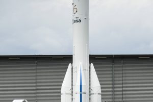 „Le Monde“: Europos palydovų operatorius „Ariane 6“ iškeitė į „SpaceX“ raketą „Falcon 9“