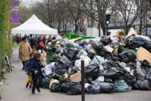 Streikuojant atliekų surinkėjams, Paryžiaus gatvėse jau susikaupė 10 tūkst. tonų šiukšlių