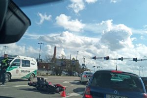 Kauno „Akropolio“ prieigose – motociklo ir opelio susidūrimas: prireikė ir medikų 