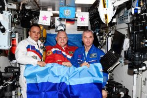 Trys rusų kosmonautai grįžo iš Tarptautinės kosminės stoties