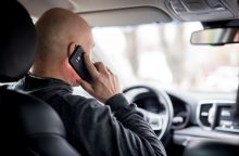 Telefonu prie vairo kalbėjęs vyras pareigūnus bandė papirkti 20 eurų kyšiu