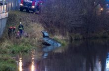 Utenos tvenkinyje nuskendo automobilis