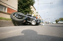 Vilniuje per susidūrimą su automobiliu nukentėjo motociklininkas
