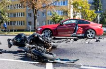 Vilniuje po susidūrimo su automobiliu motociklininkas atsidūrė ligoninėje