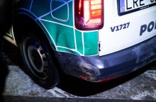 Vilniuje apgadinti trys policijos automobiliai: ne tik išdaužė stiklus