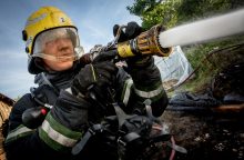 Įspėja apie didelį miškų gaisrų pavojų: ugniagesiai gaisravietėse budi ir naktimis