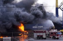 Po žemės drebėjimo Turkijos Iskenderūno uoste kilo gaisras