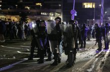 Kaltinamasis riaušių prie Seimo byloje: policininkai grasino šauti į galvą