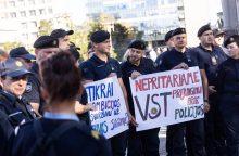 Apie 50 pareigūnų prie Seimo protestavo prieš VST reformą: daromės panašūs į šaškes