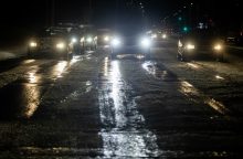 Naktį eismo sąlygas sunkins pustymas, plikledis ir rūkas