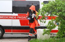 Kauno rajone motoroleriu važiavusi moteris nulėkė nuo skardžio ir įkrito į duobę