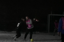 Išradingumui nėra ribų: kaip jaunieji ukrainiečiai tamsoje žaidžia futbolą