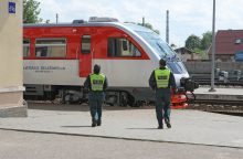 Incidentas traukinyje: agresyvus keleivis susimušė su apsaugininku, palydovė „gavo“ dujų