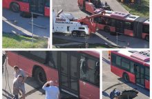 Sostinėje atsivėrusioje įgriuvoje įstrigo autobusas