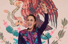 Meksikos lyderis džiaugiasi istoriniu pirmosios moters prezidentės išrinkimu 