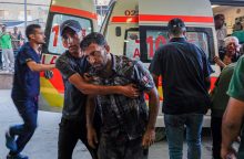 Šaltinis Gazos Ruožo ligoninėje: per naują smūgį mokyklai žuvo mažiausiai 10 žmonių