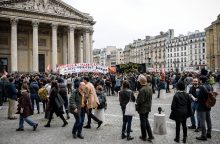 Vykstant protestams dėl E. Macrono pensijų reformos, JAV remia visuotinę teisę protestuoti