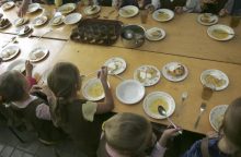 Specialistai: mokyklose vaikai maitinami skurdžiai ir prastos kokybės maistu