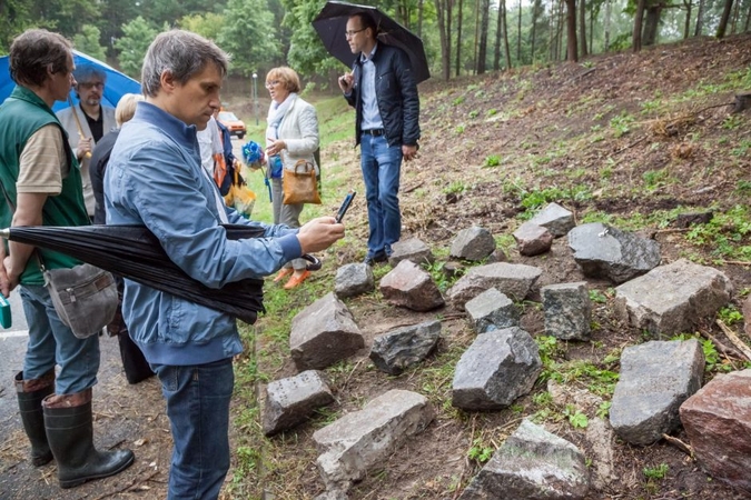 Paminkliniai akmenys pagarbiai sugrįžta į senąsias žydų kapines