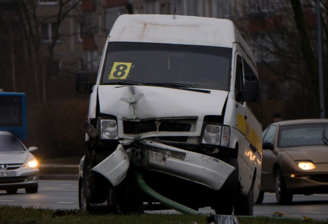 Mikroautobusas uostamiestyje rėžėsi į stulpą