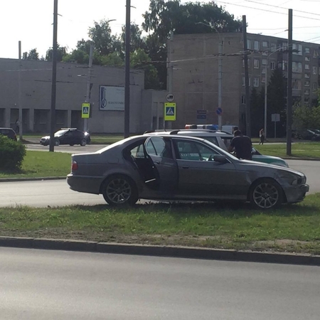 Žiedinėje sankryžoje – BMW ir „Volkswagen“ avarija