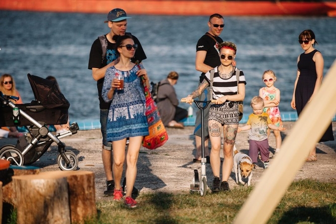Festivalio atidarymas prie didžiausio miesto baseino