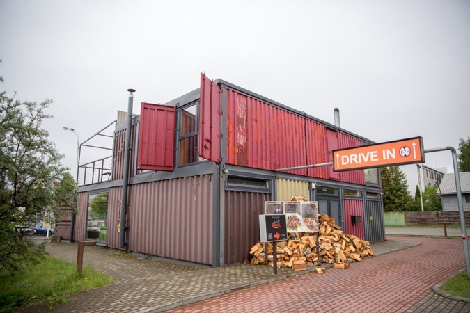 Naktį bandyta padegti kavinę „Grizzly Grill“