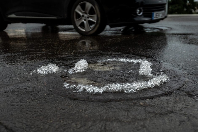 Netoli Vytauto Didžiojo tilto – nekasdienis vaizdas