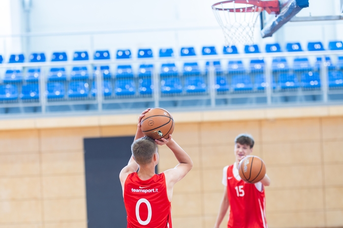 Molėtų sporto centre Valančiūnas atidarė stovyklą vaikams