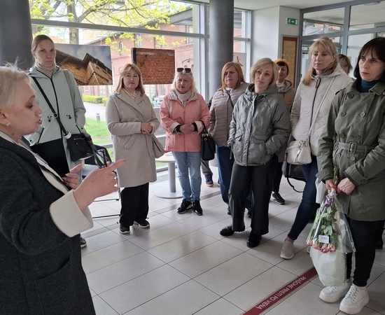 Vizitai: lietuvių kalbos pamokos neapsiribodavo tik auditorijose – būta apsilankymų ir I. Simonaitytės bibliotekoje.